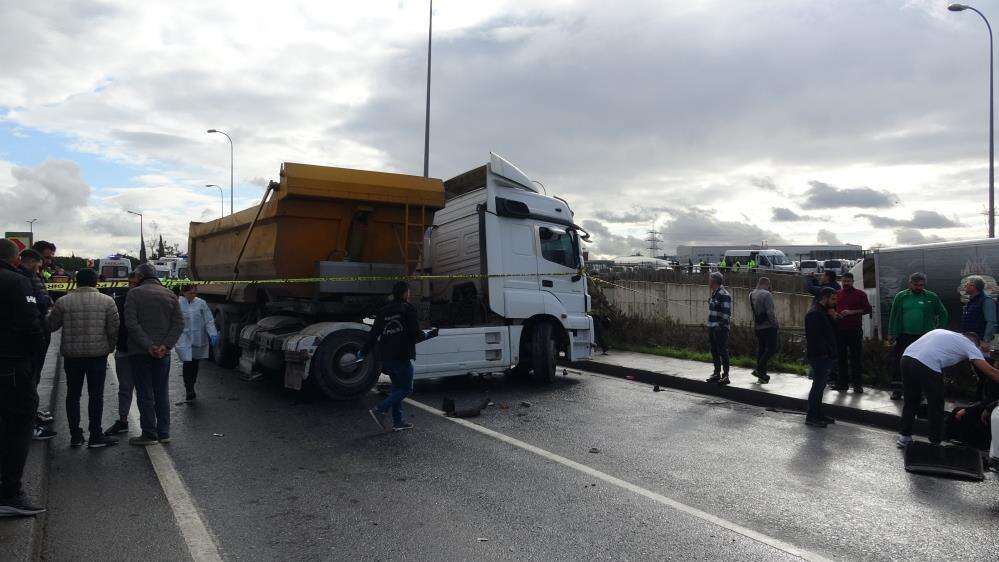 Konya plakalı hafriyat kamyonu kazaya karıştı! 1 ölü var 10